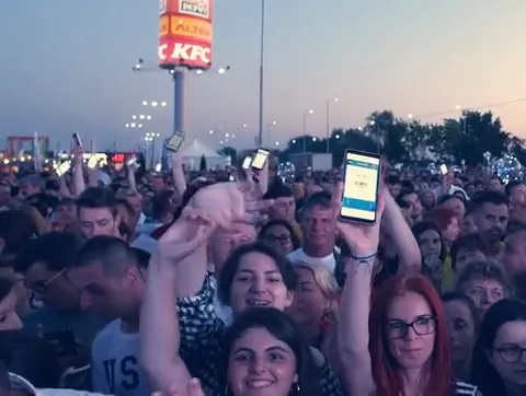 Carrefour anniversary — crowd of thousands
